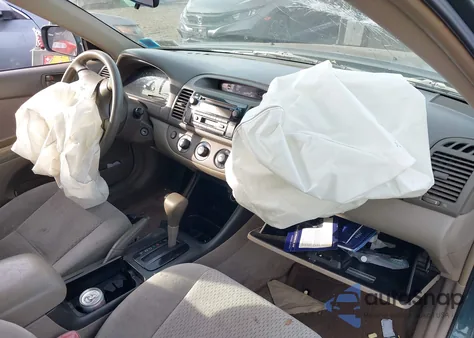 2004 Toyota Camry Le z USA, uszkodzony, nr VIN 4T1BE32K94U282921